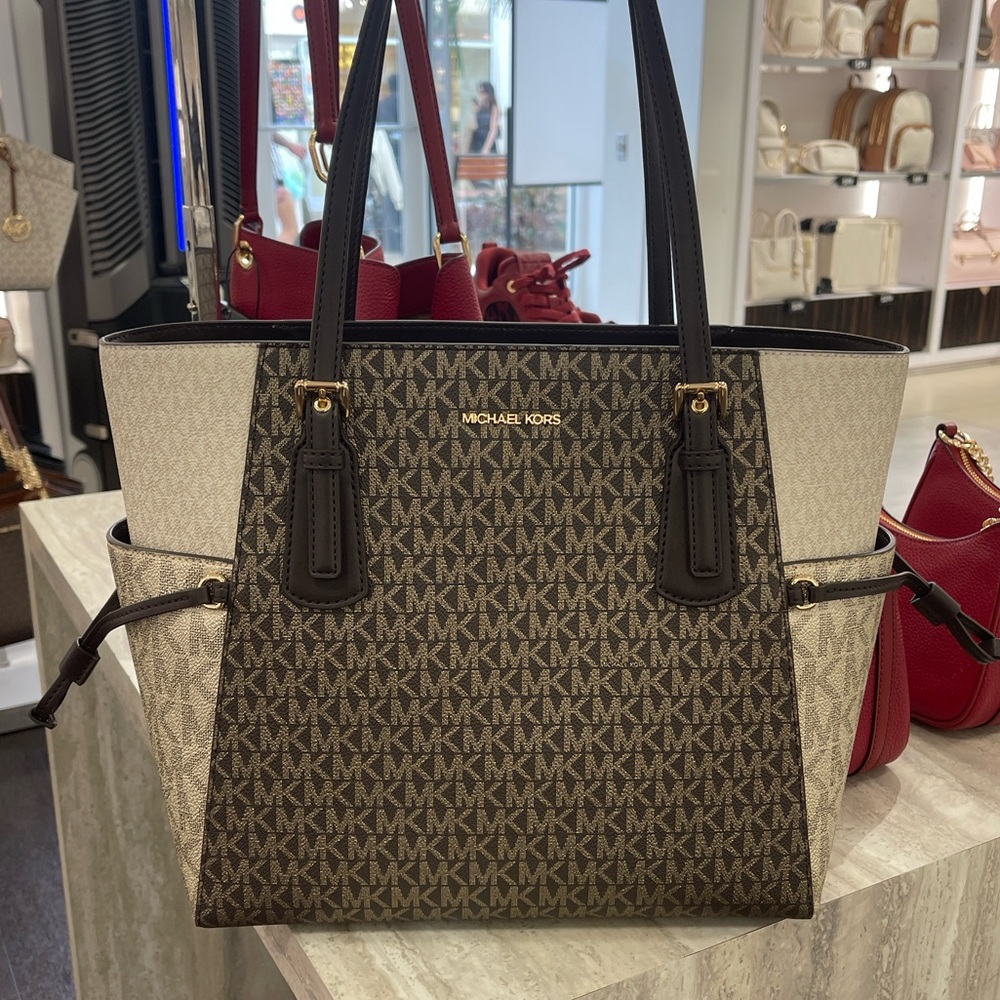 MICHAEL KORS Voyager Lg Color-Block Metallic Signature Logo EW Tote 
Brown 
NWT - Picture 13 of 16